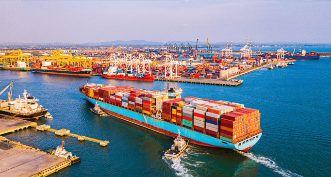 ship entering panama canal
